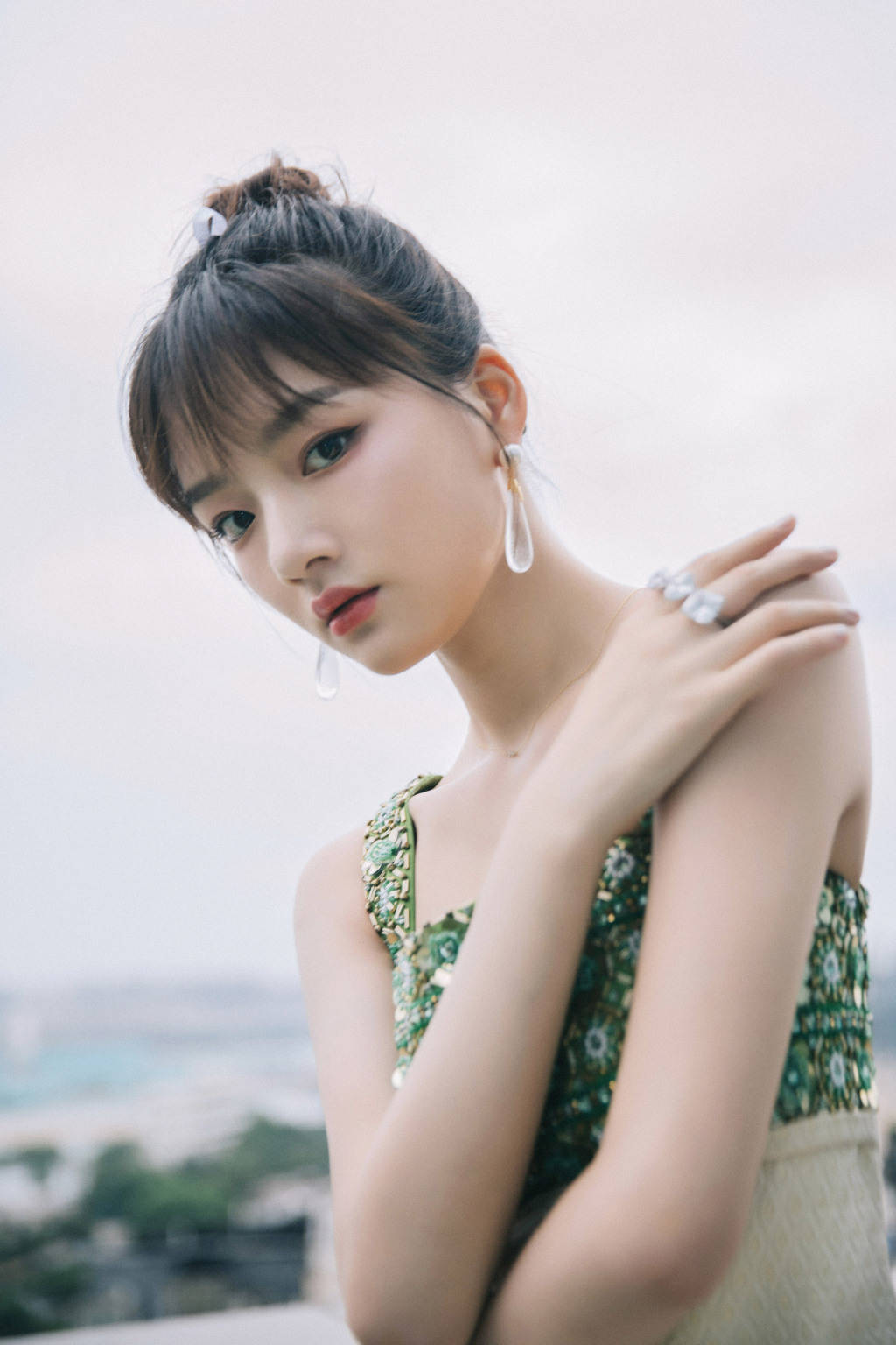 任敏 钻石装饰连衣裙,搭配小白鞋青春活力四射