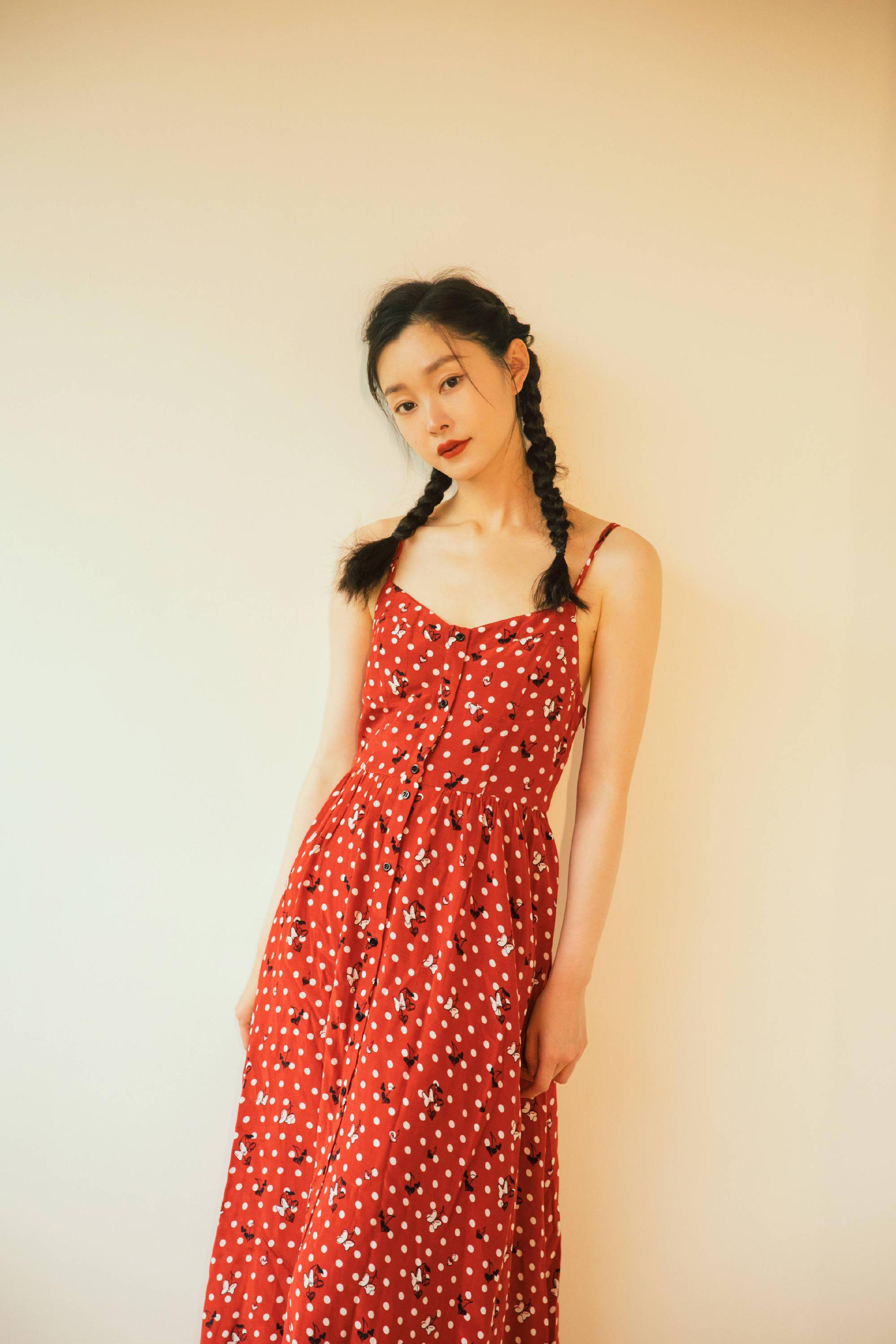 原创宋轶甜度超标一袭波点红裙优雅大气双麻花辫清新减龄又有活力