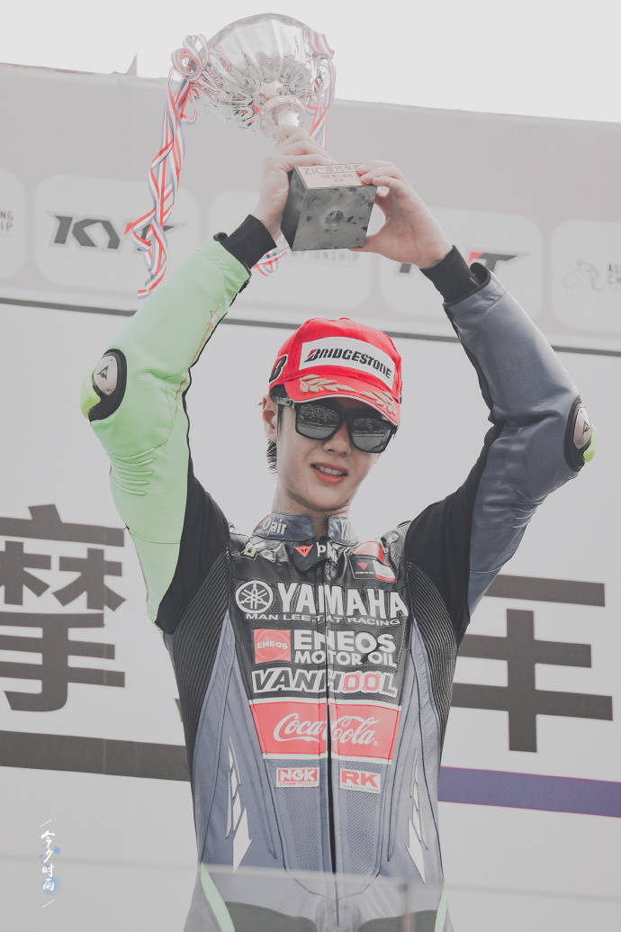 热爱做到极致王一博85号赛车手获得arrc双回合冠军一周年