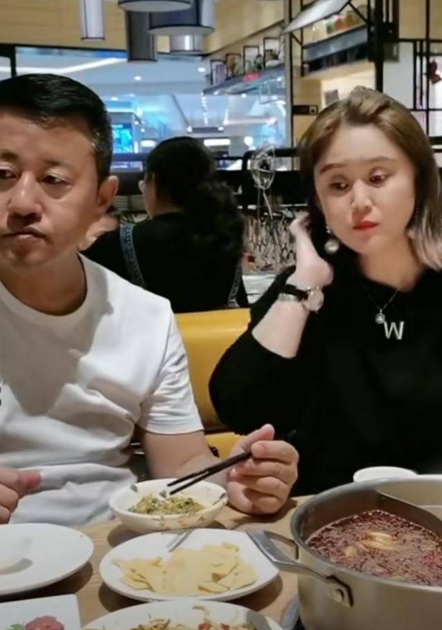 56岁王长贵带老婆吃饭,小19岁娇妻被质疑整容?