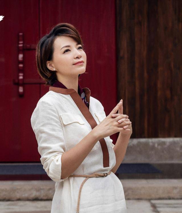 原创董卿再现精致穿搭白色衬衣裙配丝巾优雅大气一条麻绳勾勒身段