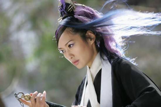 在江湖中人称"赤练仙子"的李莫愁容貌甚美,却心若蛇蝎,孟广美把李莫愁