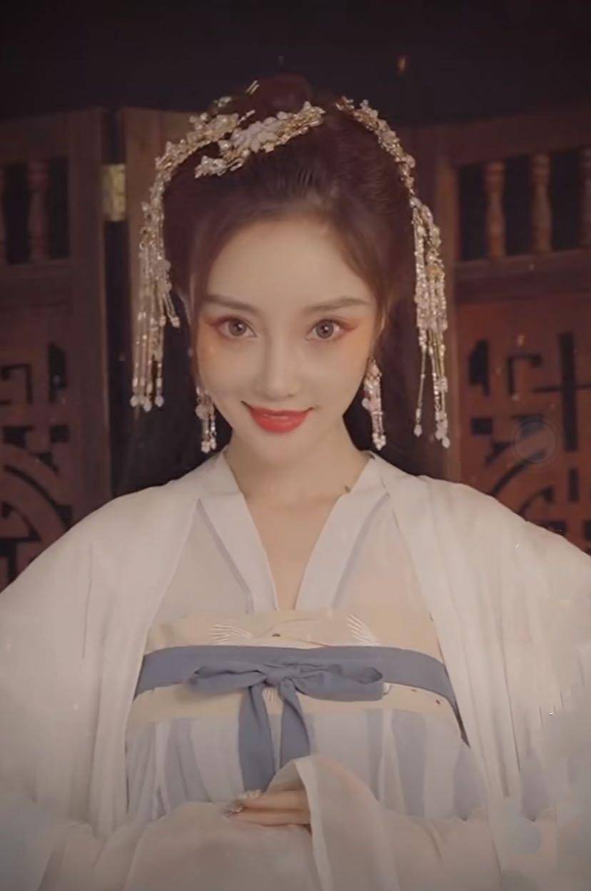 原创李小璐穿古装营业!一脸娇羞用衣服遮住,38岁却嫩的能掐出水