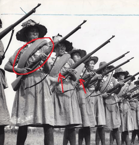 二战中国女兵身上绑的又圆又粗的是什么?看过之后才明白误解多年