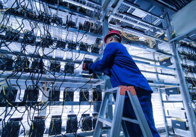 多挖科技定期组织的运维团队专项培训,指导团队采用专业软硬件设备