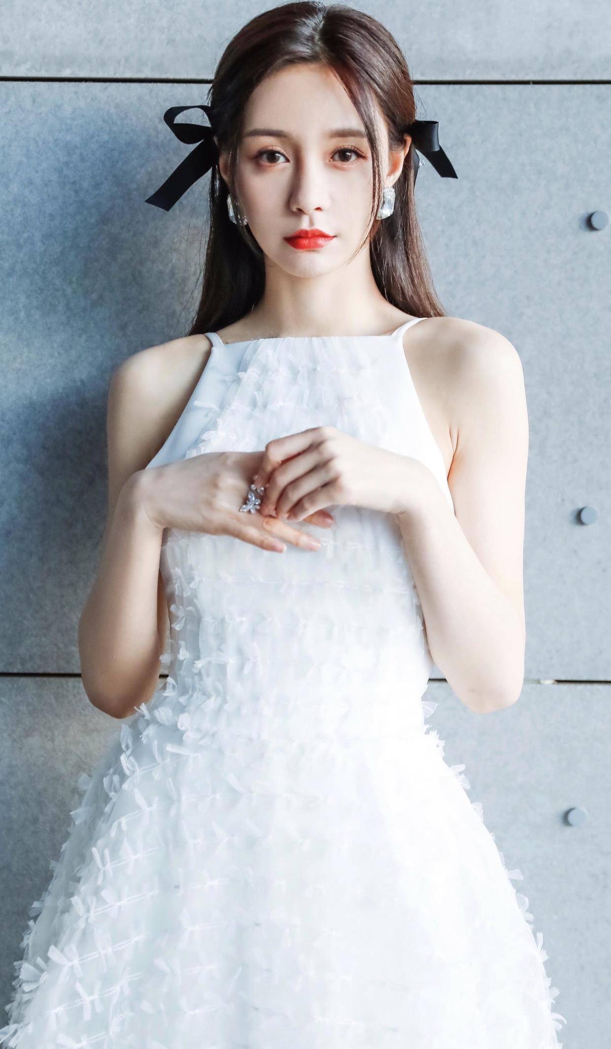 原创沈梦辰穿衣真胆大穿背书吊带连衣裙仙气十足美出新高度