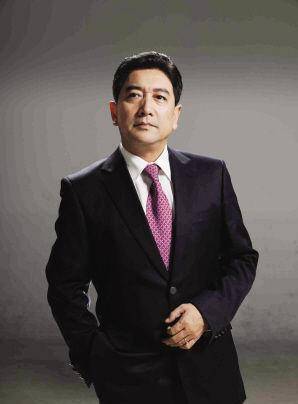 央视一哥水均益:弃原配娶娇妻?战场当逃兵?扬言还能再干10年