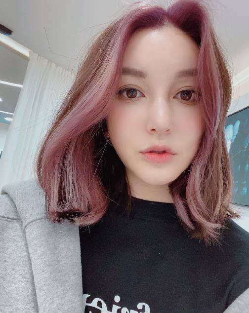 李雨桐晒照为男友庆生,男方五官神似薛之谦,称呼暗示喜事将近