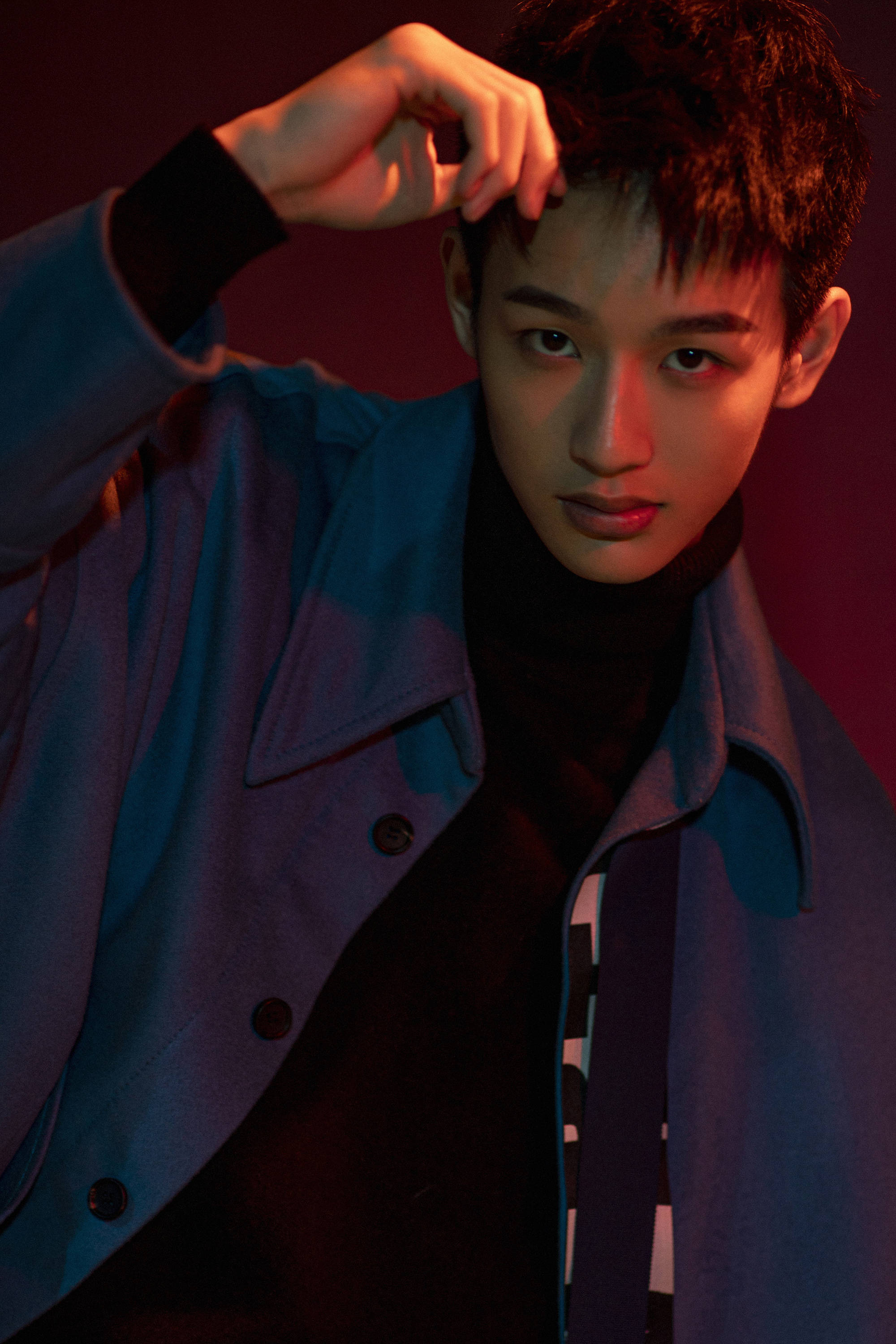 吴迪飞廓形套装演绎红黑迷幻 青春剧《我的同桌又上