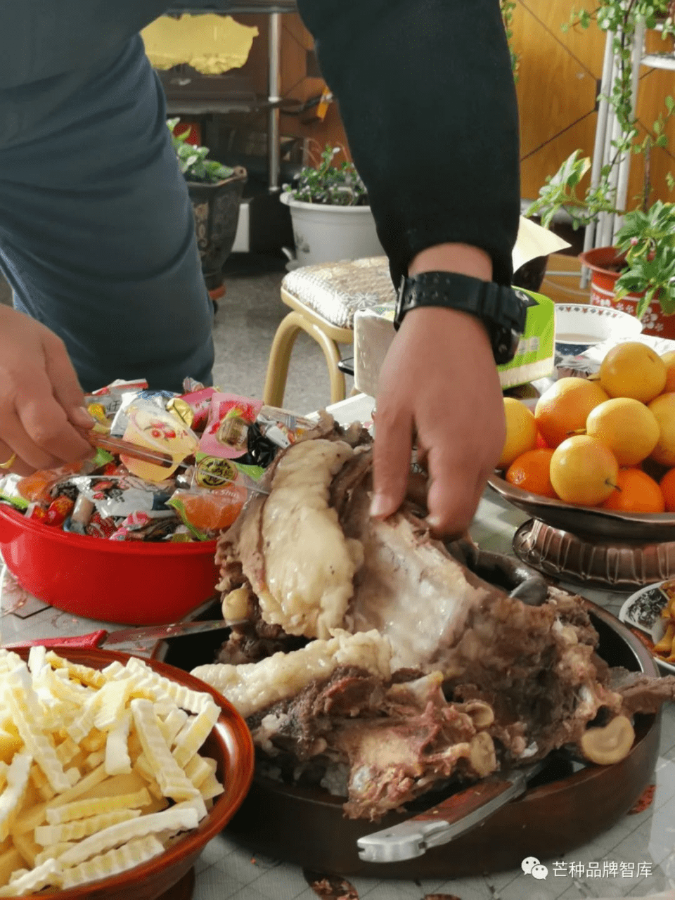 手把肉:一手把肉 一手把刀