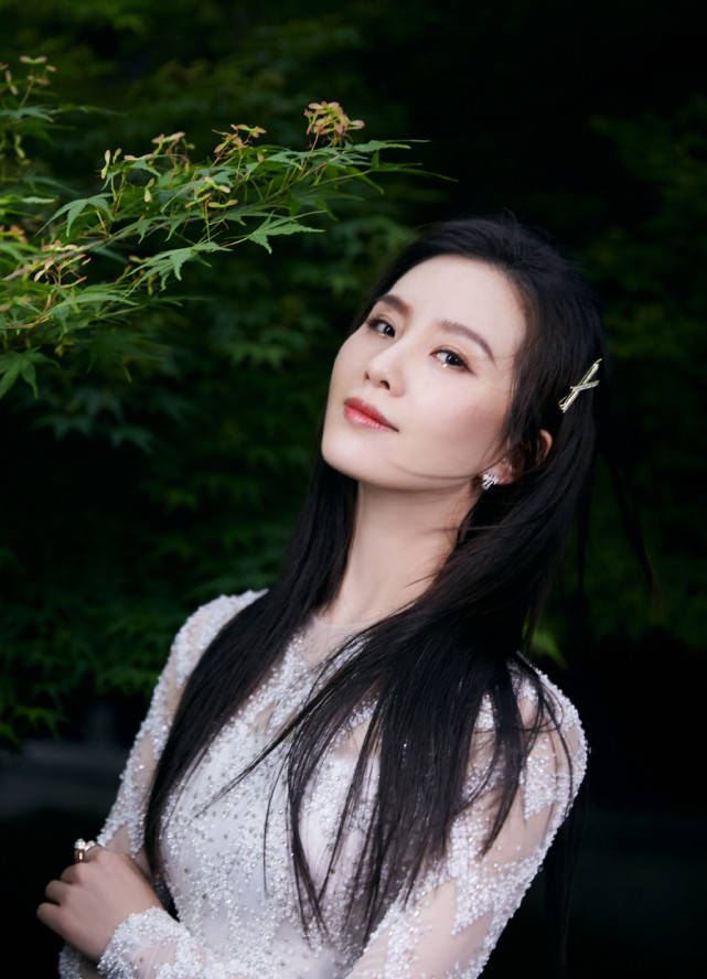 刘诗诗参加央视公益活动生图曝光,怼脸照五官精致,皮肤又白又嫩_状态