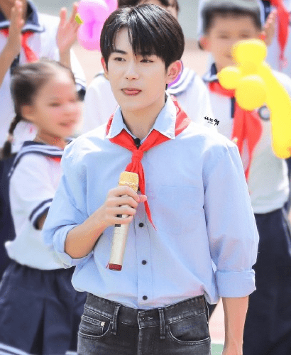 原创易烊千玺活动路透照曝光,戴着红领巾唱校园歌,双腿意外抢镜