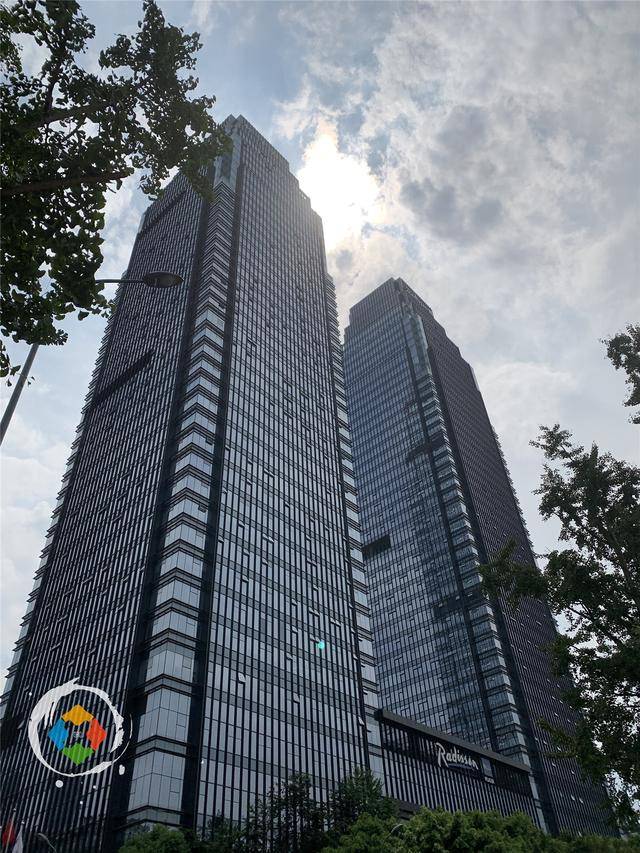 原创重庆烈日下的追星族在长江国际忍受暴晒就为了见练习生一眼