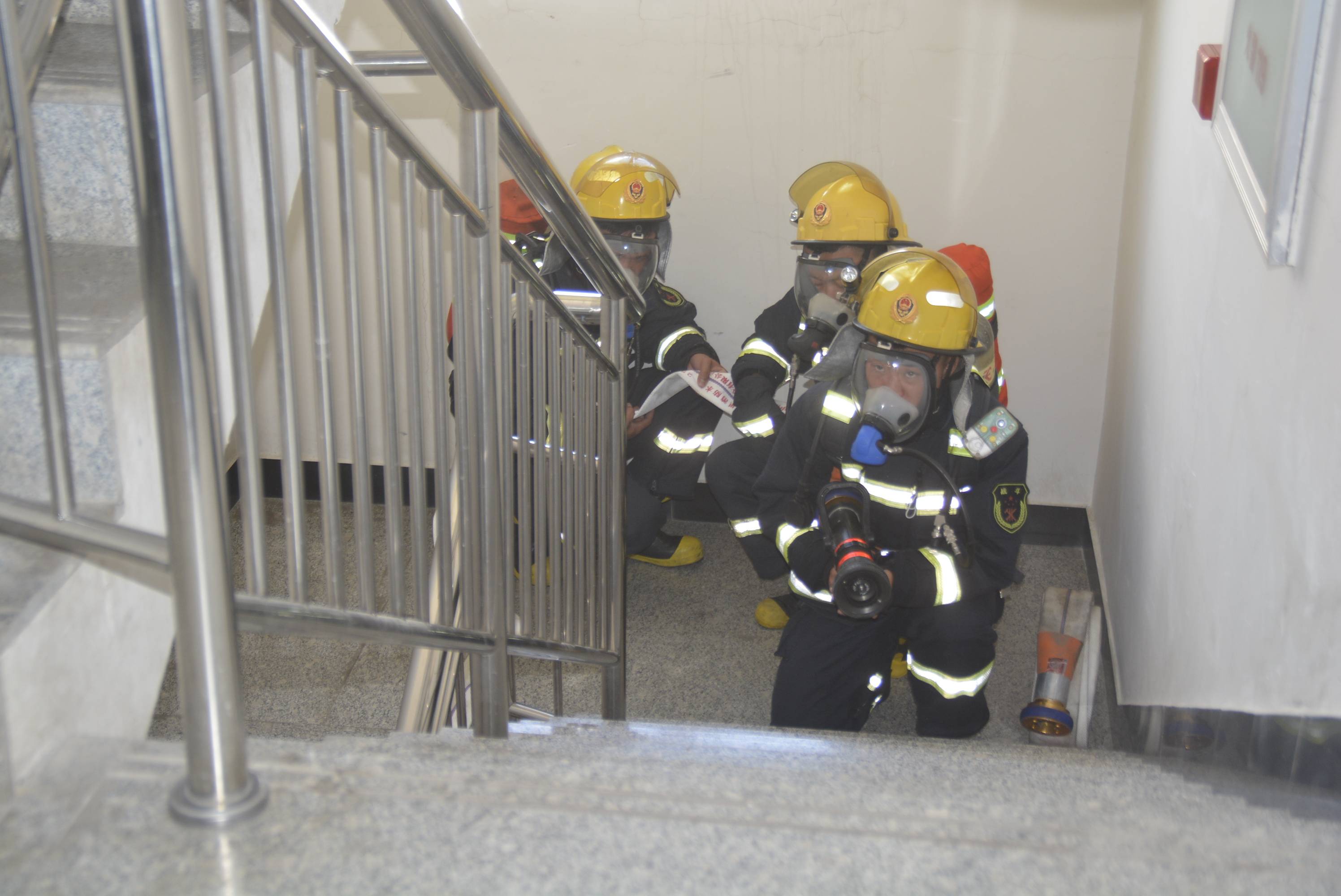 锡林郭勒消防组织开展高层地下建筑灭火救援跨区域联合应急演练