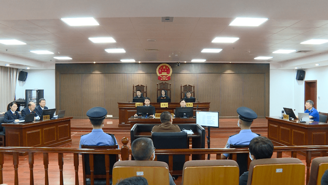 尹同君犯受贿罪一案公开开庭审理