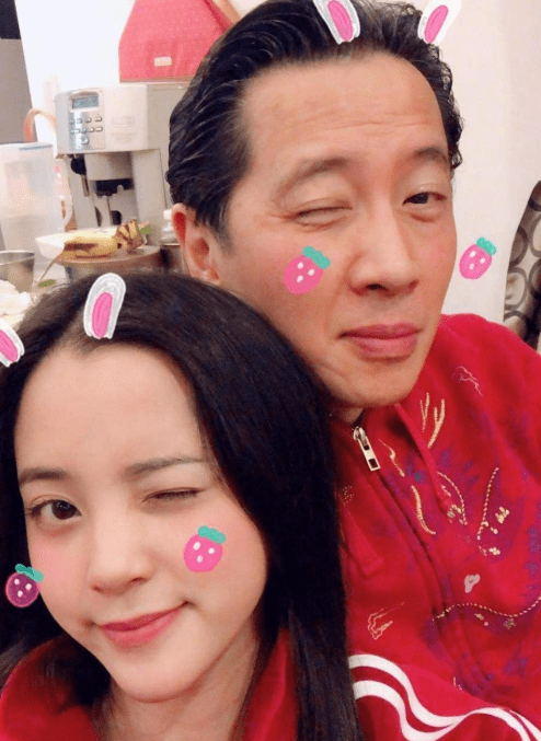 原创赵露思的爸爸,欧阳娜娜的爸爸,看到段小薇的爸爸:确定不是兄妹?