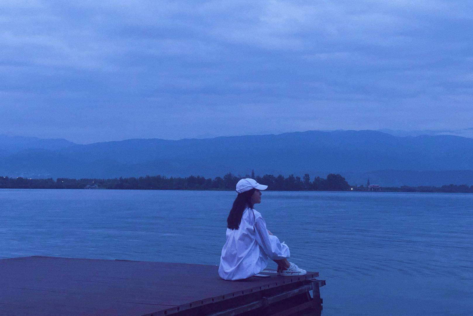 ","一个人看太寂寞,我陪你一起呀","你比风景更美","是崽崽背影,好绿