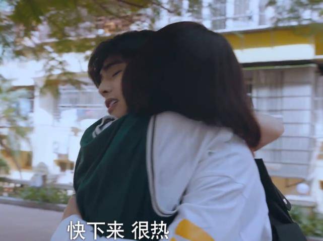 凌霄出门十几天回家,李尖尖跑到他面前公主跳,凌霄的抱姿太甜了