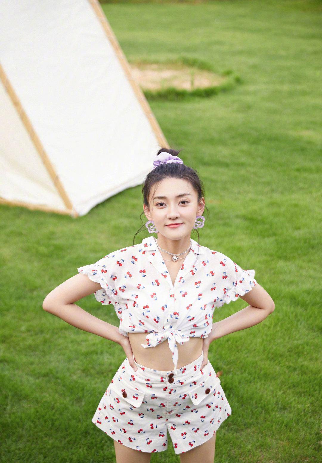 原创梁洁晒少女感穿搭,穿白底樱桃印花裙好甜美,露腰设计秀出好身材