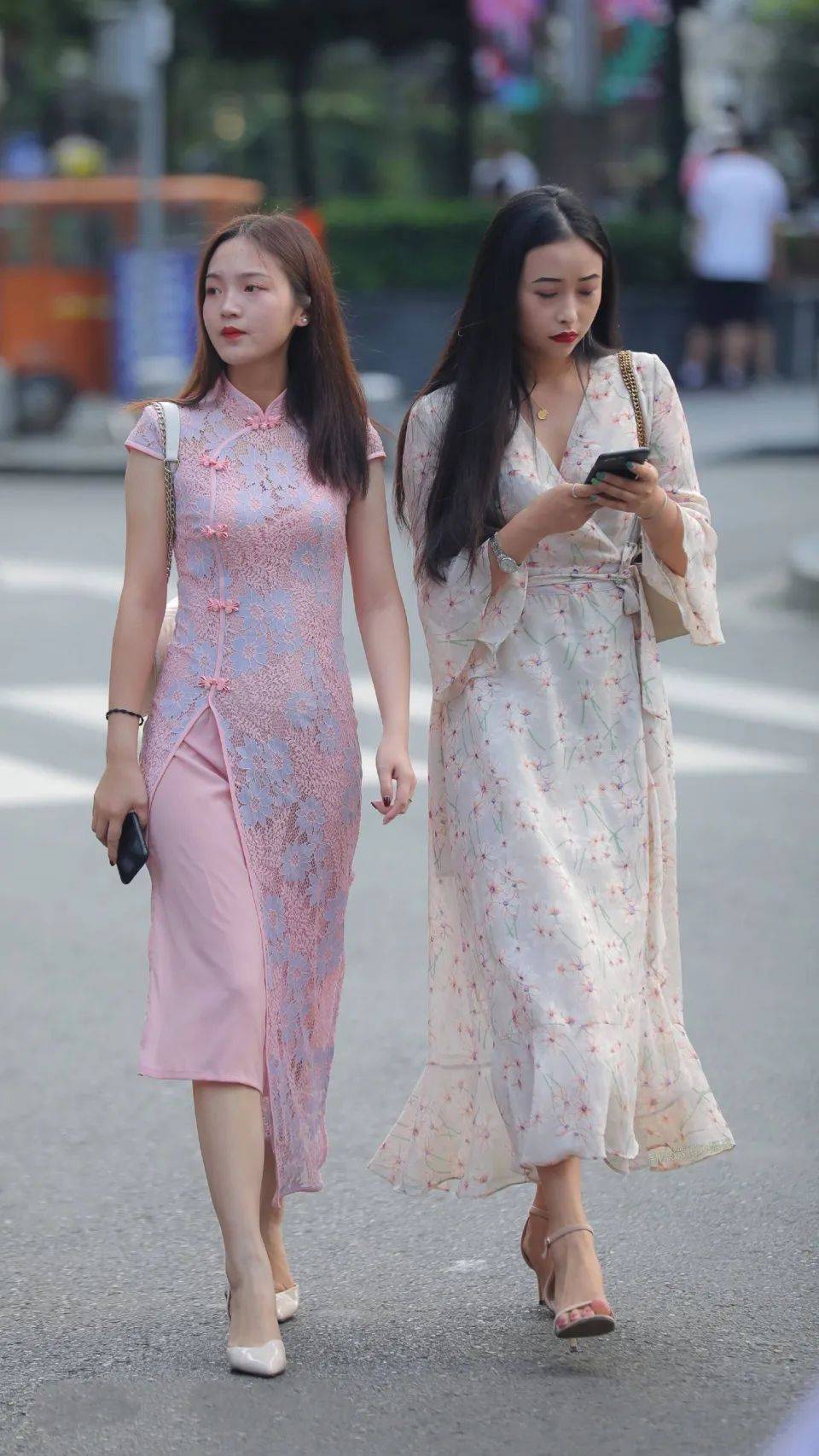 街拍丨粉白连衣裙闺蜜