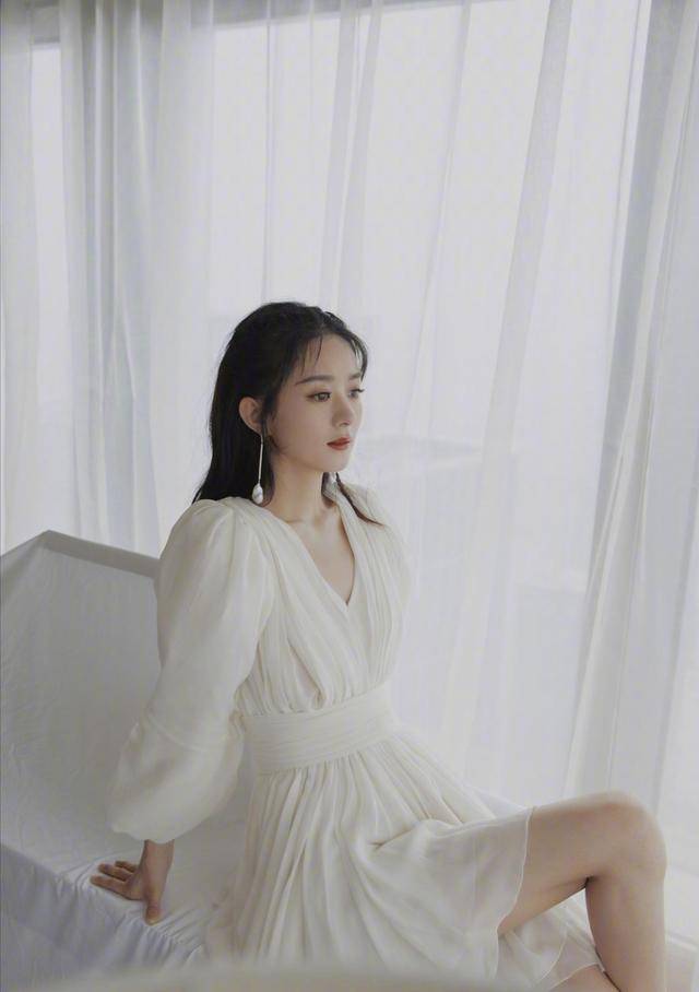 原创赵丽颖哪里像生过孩子穿一字肩星钻礼服大秀香肩水蛇腰太抢眼