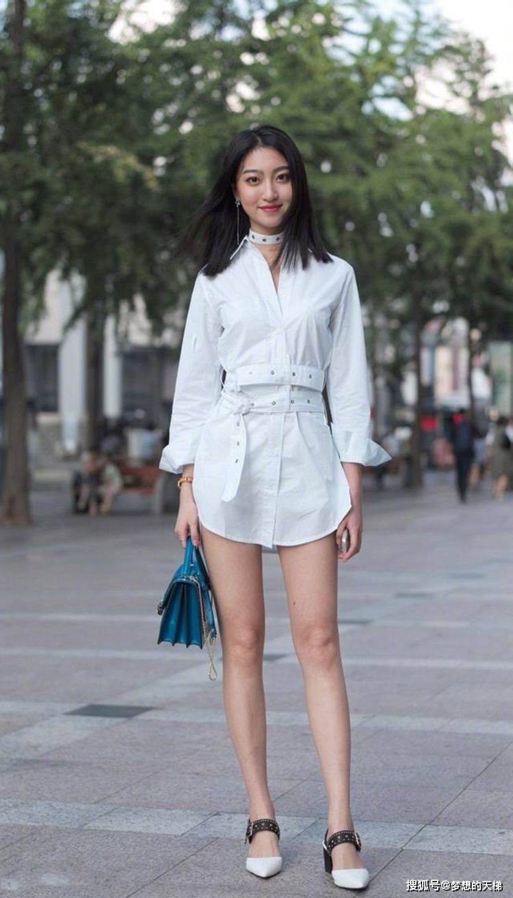 街拍美女穿白色波点一字领上衣女王范十足