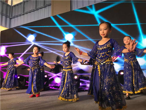 江苏苏州贝美舞蹈携手天虹商场共同举办暑期展演活动