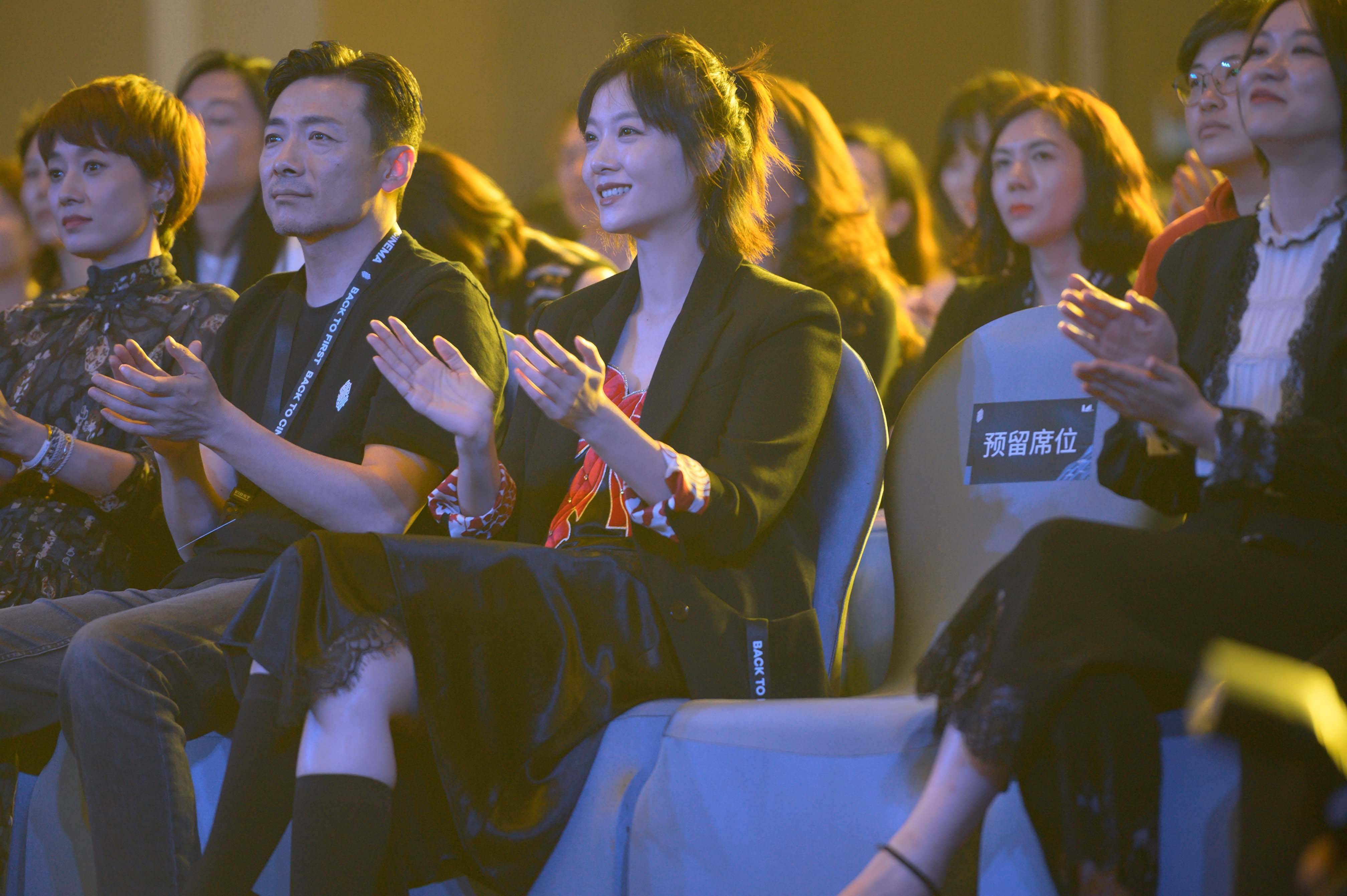 齐溪主演的电影《彷徨之刃》正式杀青;接下来,齐溪即将投身于由赵薇