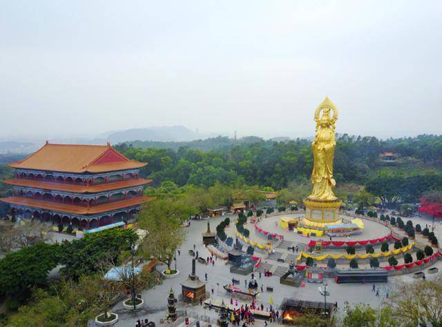 山上有座蓮花禪寺,供奉著供奉觀音菩薩,香火旺盛.