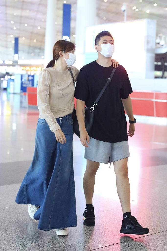 李艾和老公机场牵手大撒狗粮 "望夫眼"甜度爆表