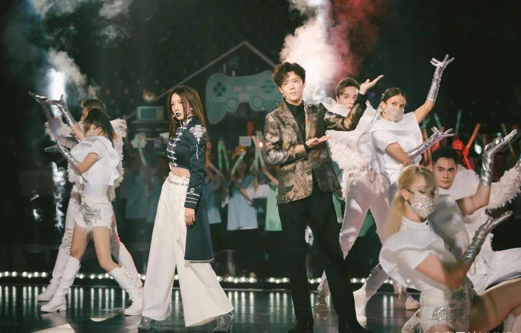 时隔两月,"东方卫视 苏宁"进化出了一场夏日限定的818超级秀!