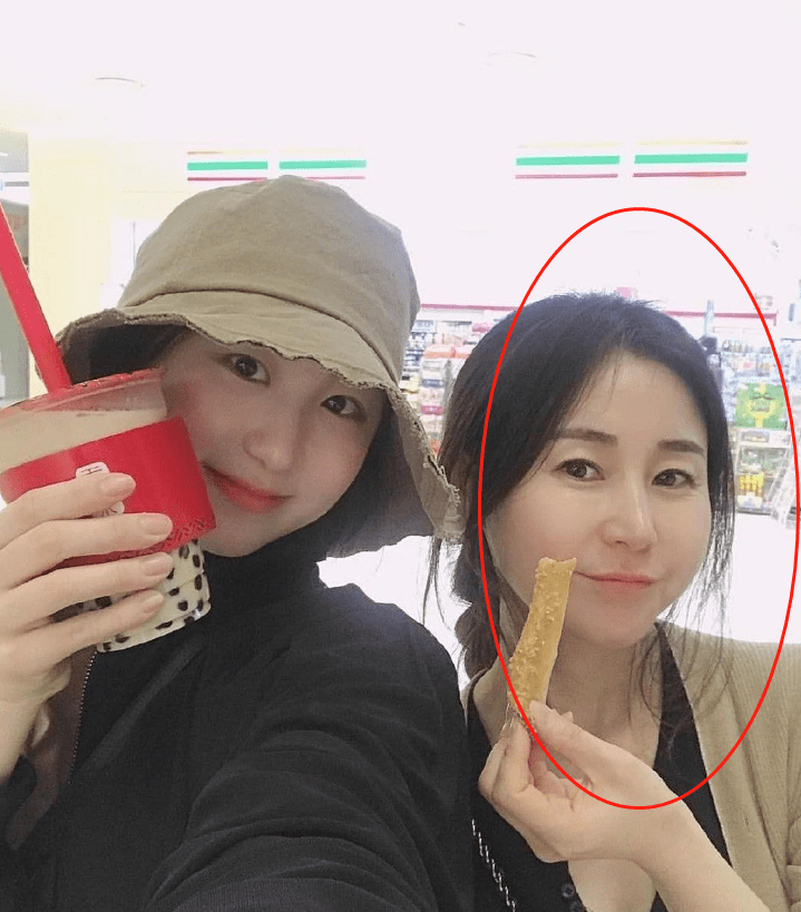 女爱豆妈妈的颜值小樱花与妈妈神似姐妹jennie妈妈神似宋慧乔