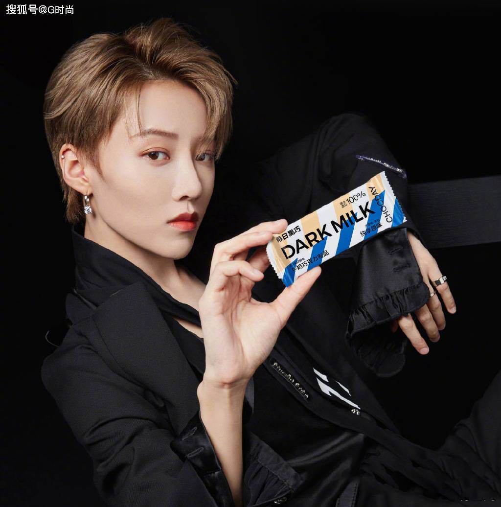 刘雨昕身穿黑发西服夹克搭配金色短发干净利落