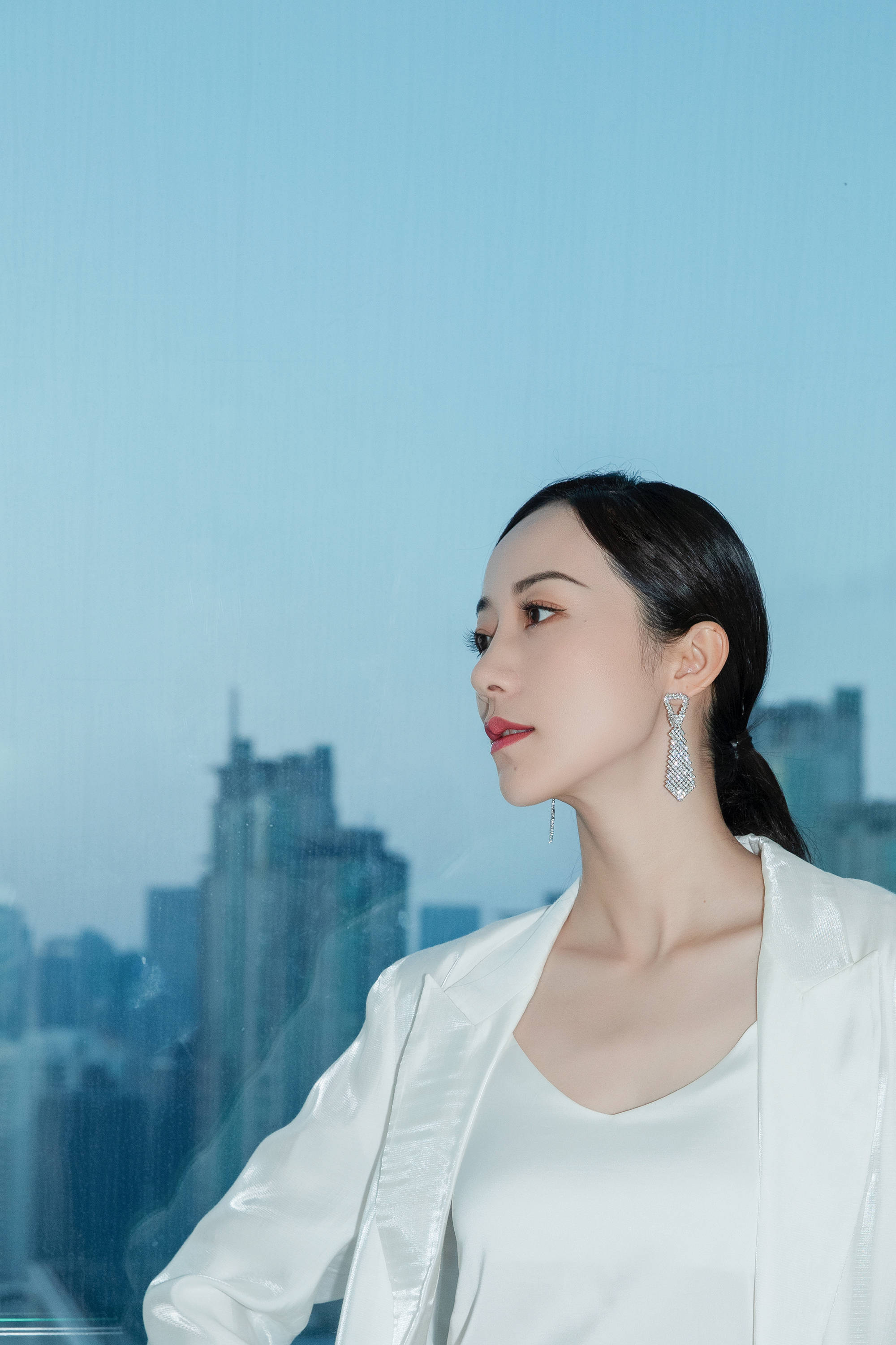 纯白西装帅气马尾现身韩雪又美又飒