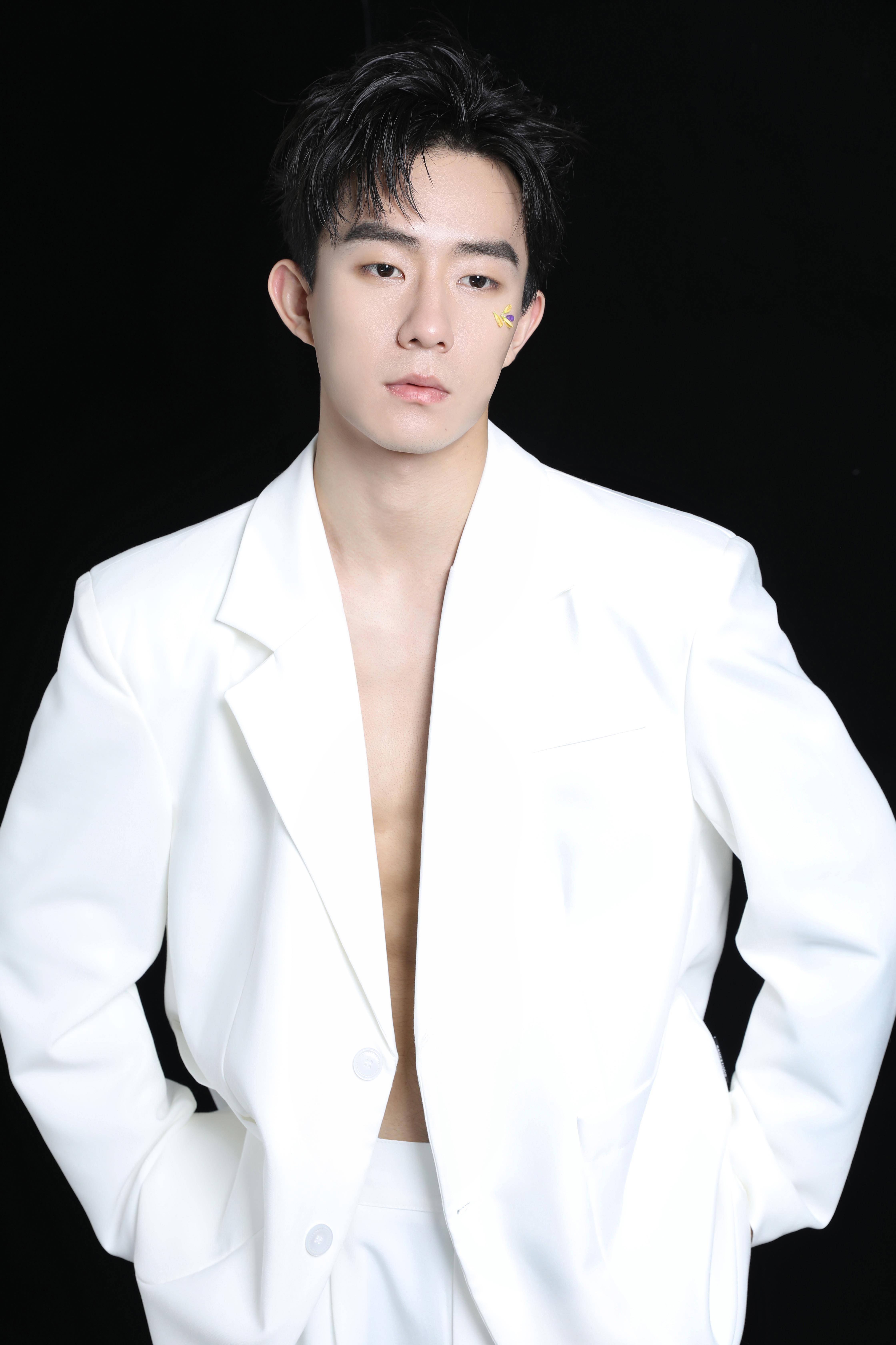 郑好夏日写真曝光 花瓣造型配白色西装魅力十足演绎雅痞绅士