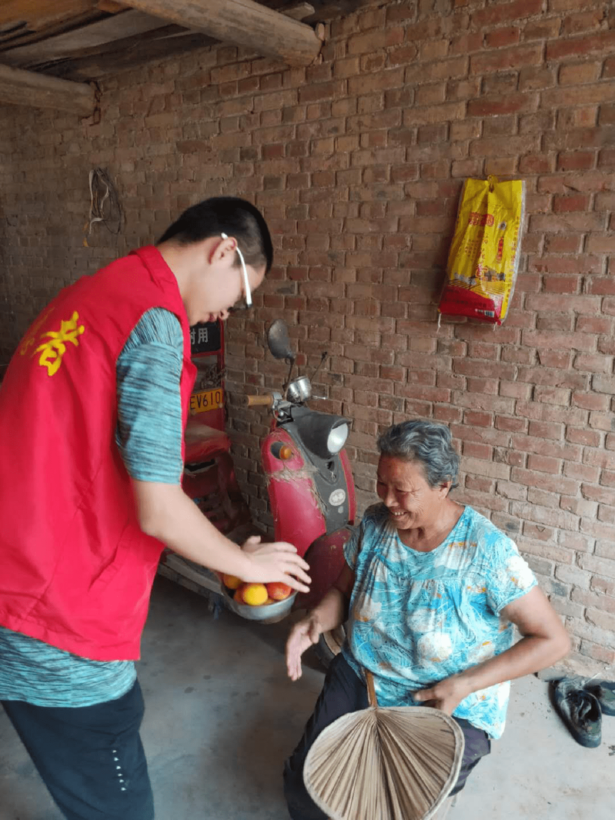 圖為志願隊員為忙完農活的老奶奶送水果 中國青年網通訊員 喬鵬程 供