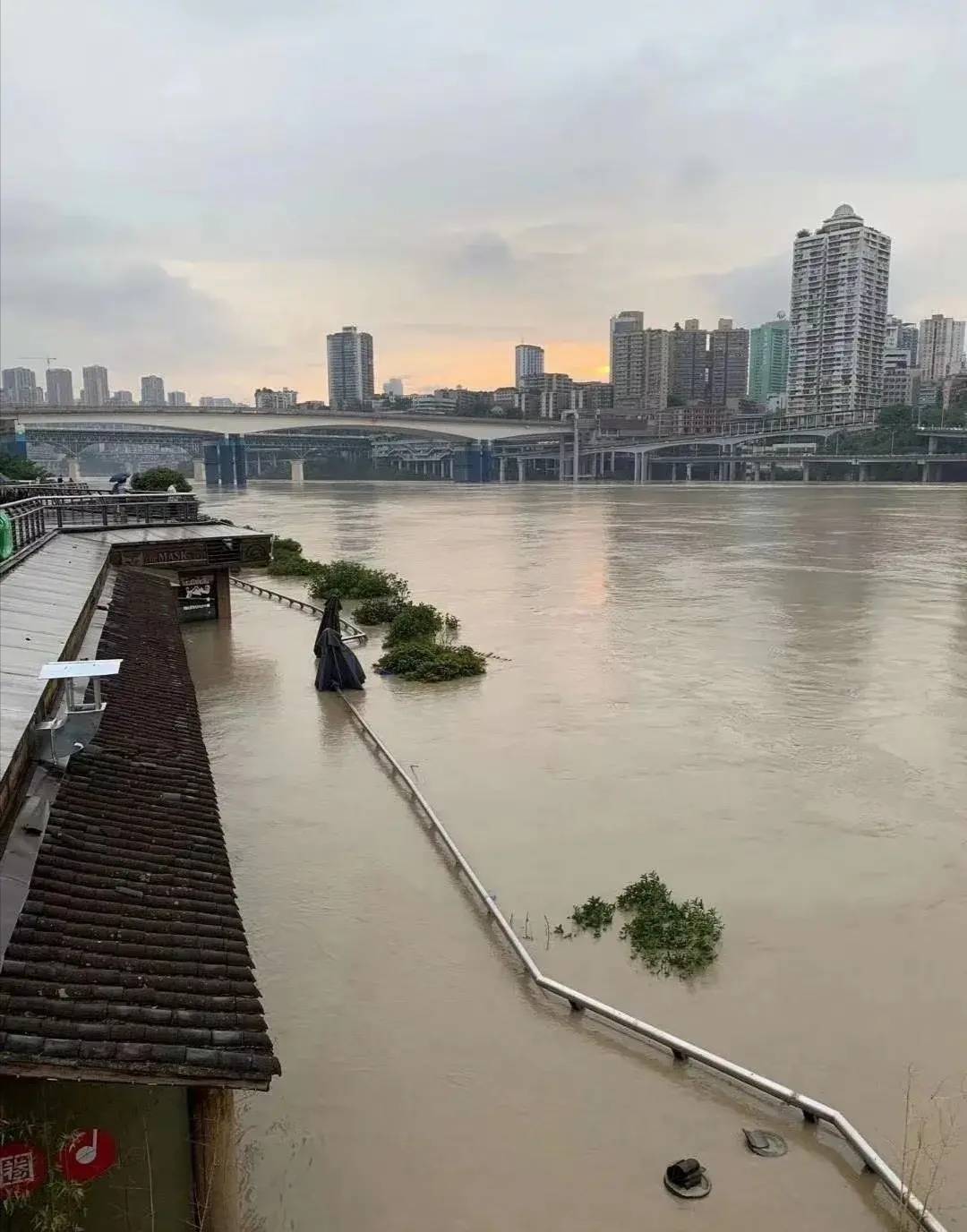 重庆的水太大了,喜来登大厅进水,钟楼广场也看海