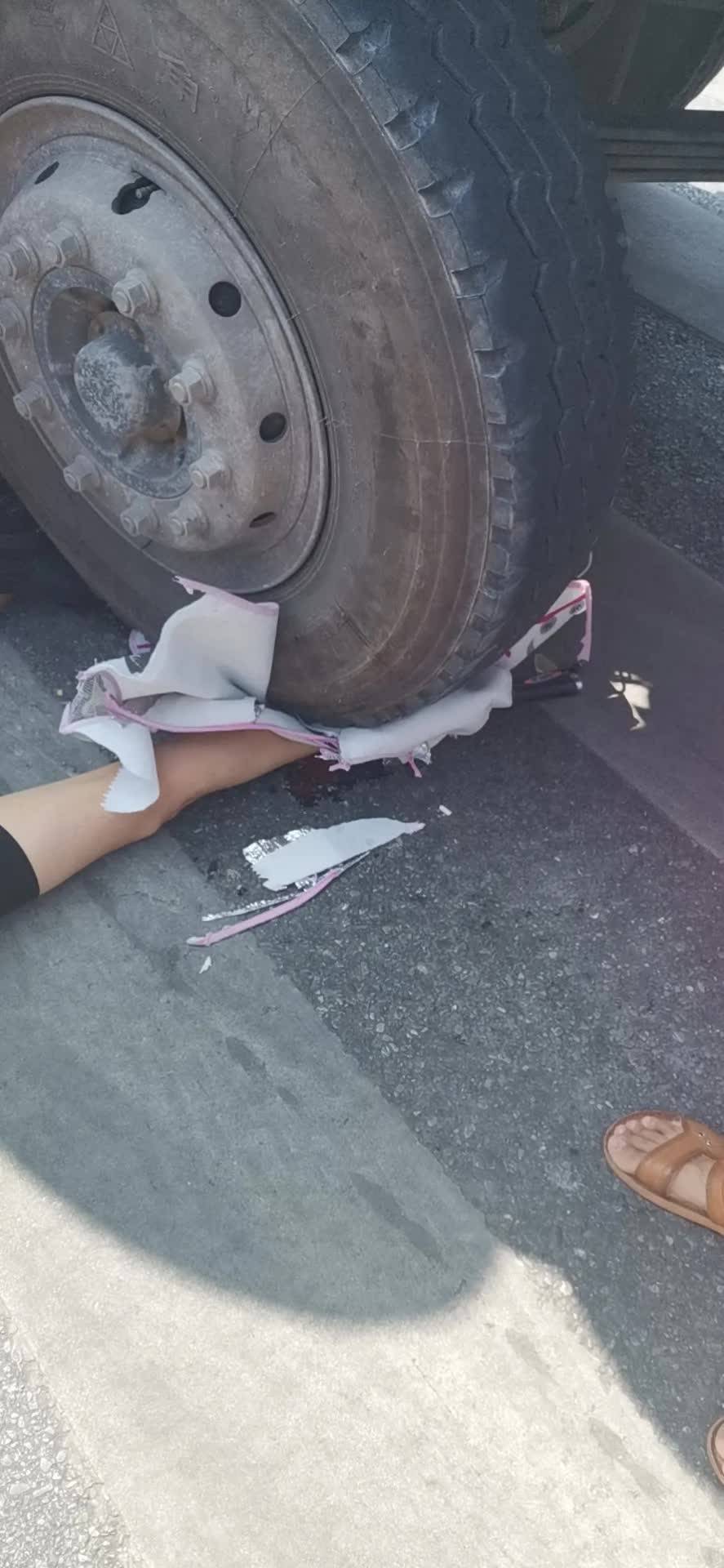 惨烈启东一女子遭水泥搅拌车碾压