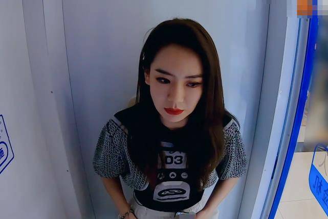 戚薇拍证件照3次重拍,当拍完晒出照片,真是仗着颜值高就任性