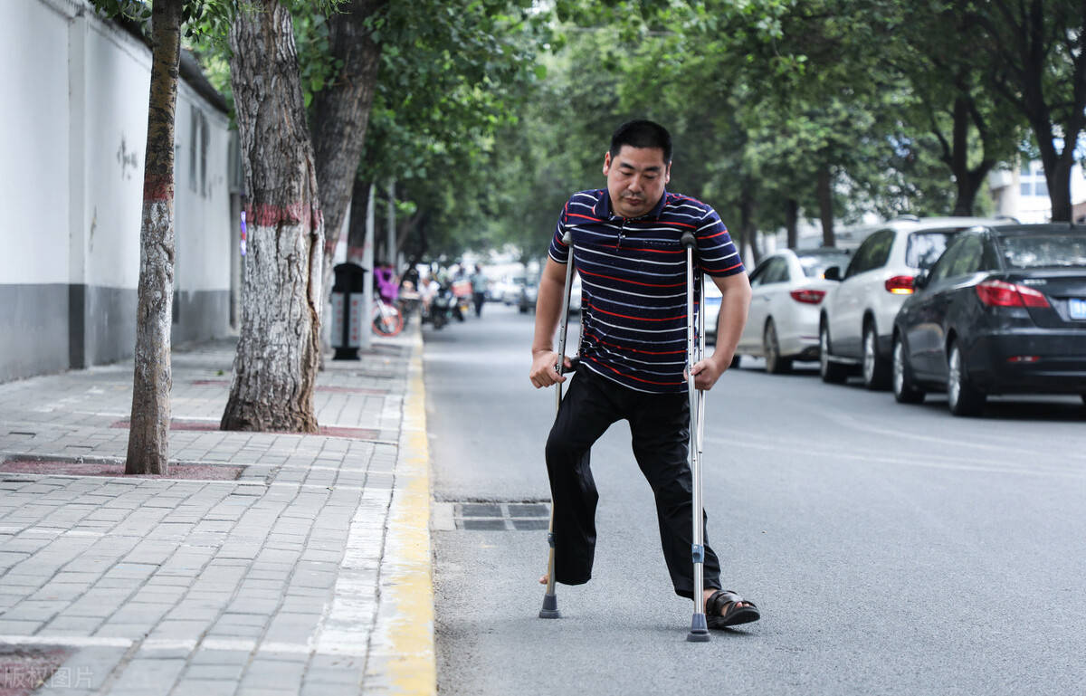 圖片上這位男子漢叫王練武,今年38歲,家住河南省鄲城縣城白馬鎮農村