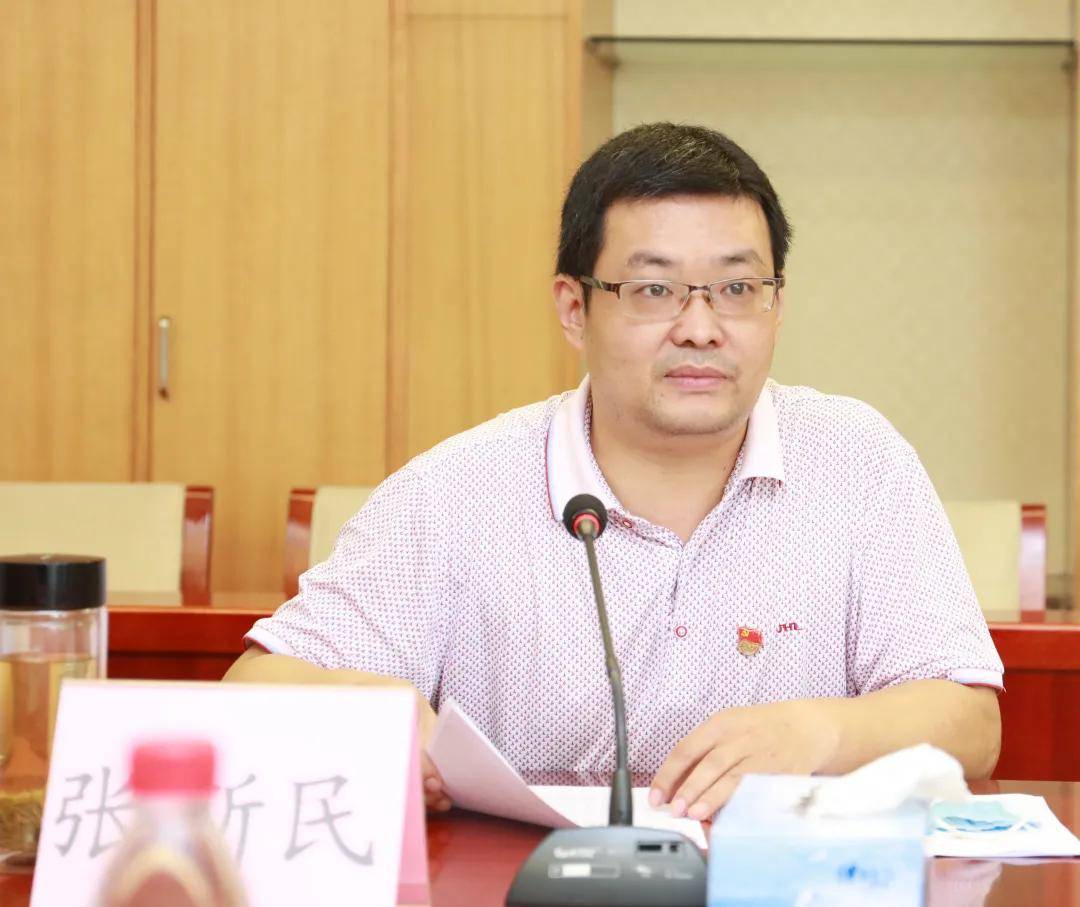 交流会上,中新天津生态城领导听取了吴秀杰副院长关于医院托管5年来的