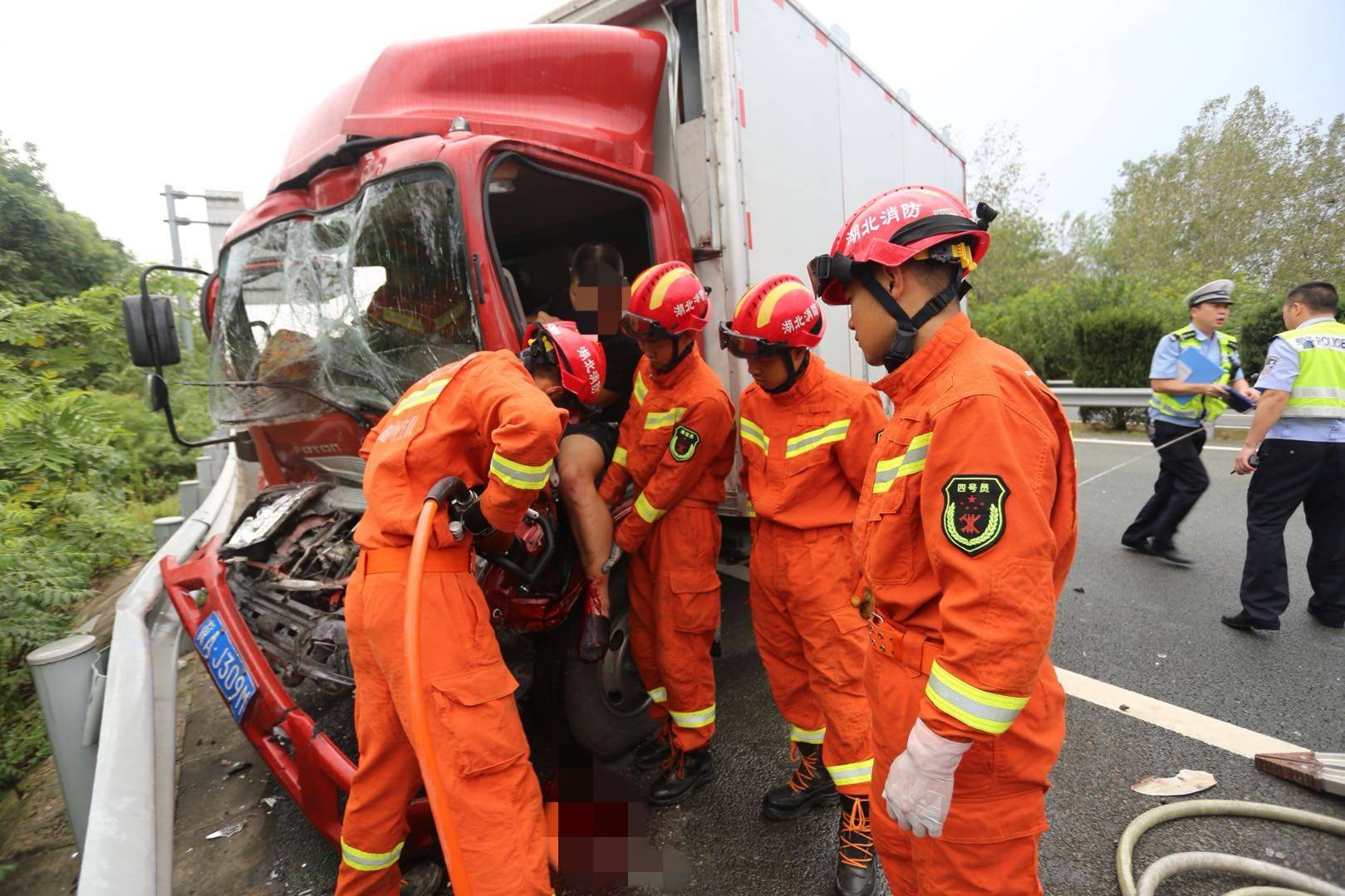 紧急!两车追尾司机被困,随州消防极速救援