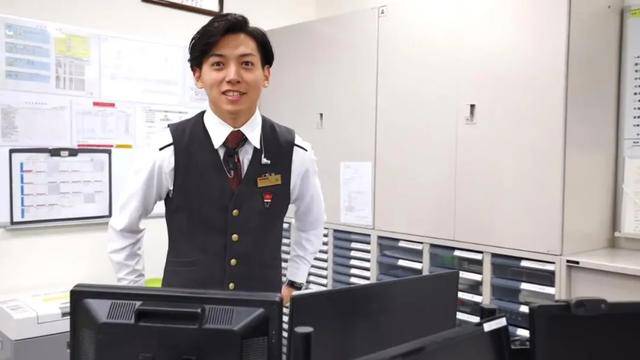 日本柏青哥服务生的一天扫大街下跪带新人生活从不容易