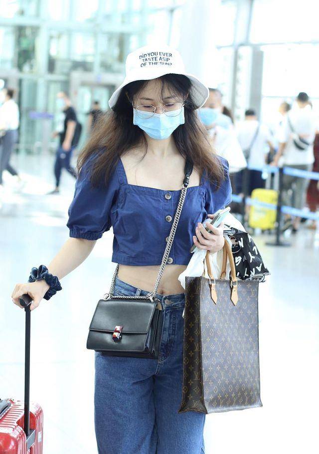 芒果小花梁田手拎大牌包 大秀水蛇腰少女感满满