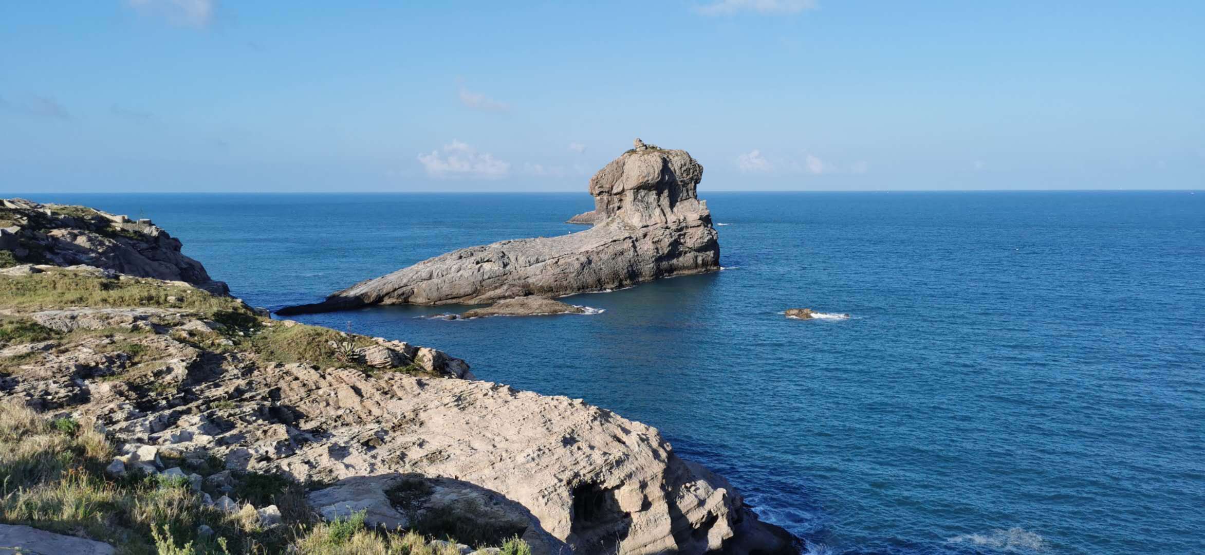 福建省离公海最近的人居岛,海水湛蓝,礁石壮观,还可路亚红甘鲹