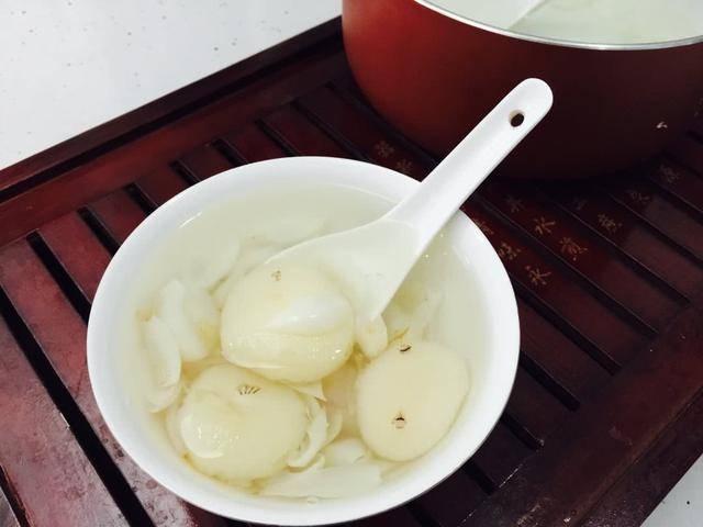 入秋干燥,补水别总喝水,3元做一碗"补水汤",润肺还润燥_百合