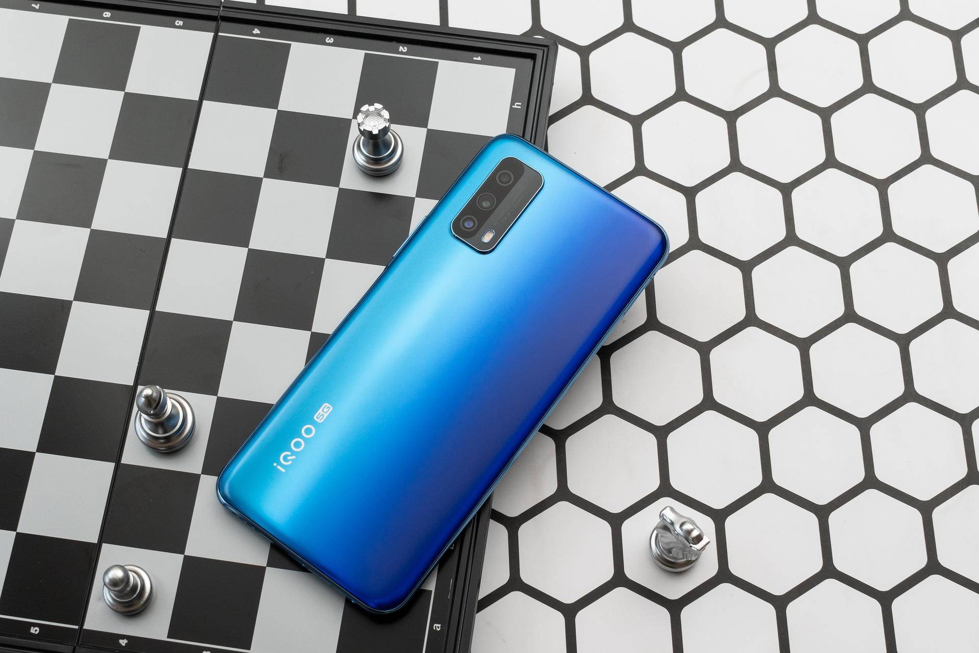 拒绝二选一iqooz1x长续航配上高刷使用体验倍爽