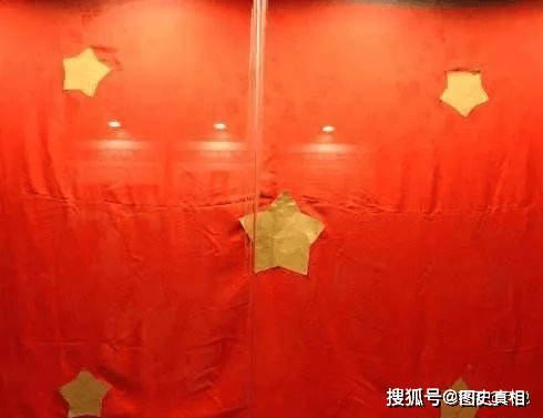 大家冲进白公馆,冲进平二室牢房,撬起屋角的一块木地板,五星红旗还在