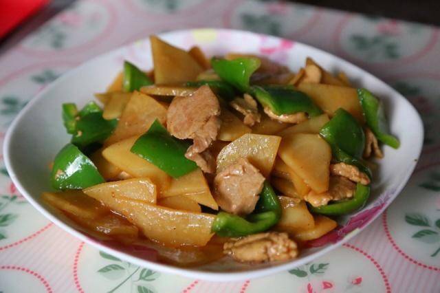 家常下飯菜,肉炒青椒土豆片 ,簡單營養,快速搞定,適合夏天