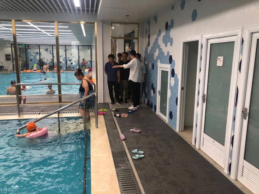 各位领导在 "蓝房子"总经理何庆伟的引领下参观了馆内半标游泳池,亲子